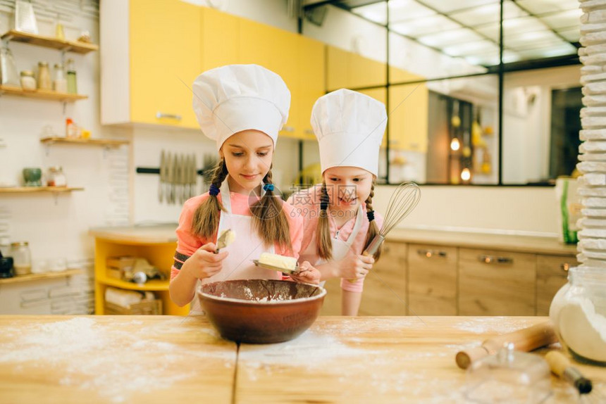 儿童厨师做面粉儿童蛋糕图片