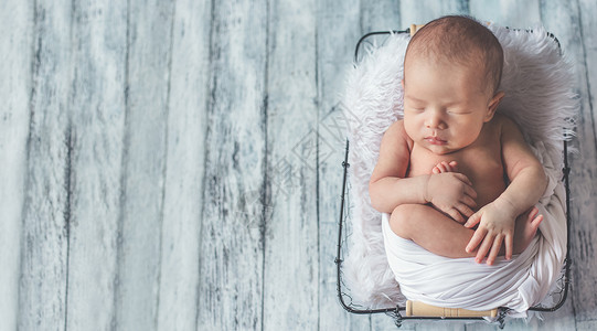 可爱的新生儿正在舒适的睡觉男孩高清图片素材