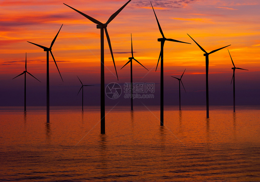日落下的风力涡轮机图片