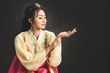 穿着传统韩国服装的韩国妇女图片