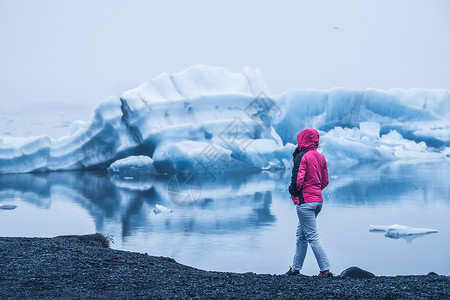 女探险家观察冰川图片