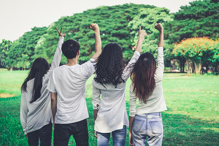 学生在校园举手庆祝图片