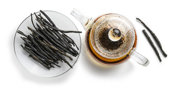 白色背景下的茶叶与茶具图片