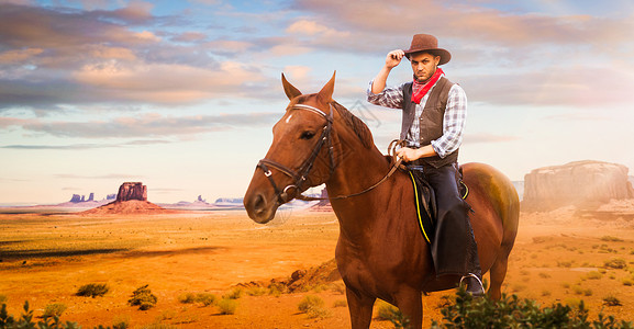 牛仔在沙漠山谷骑马冒险图片