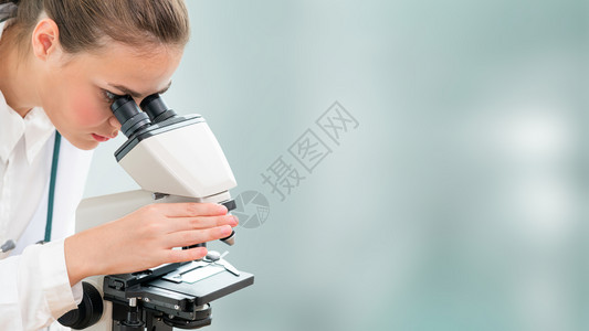 在实验室使用显微镜的科学家背景图片