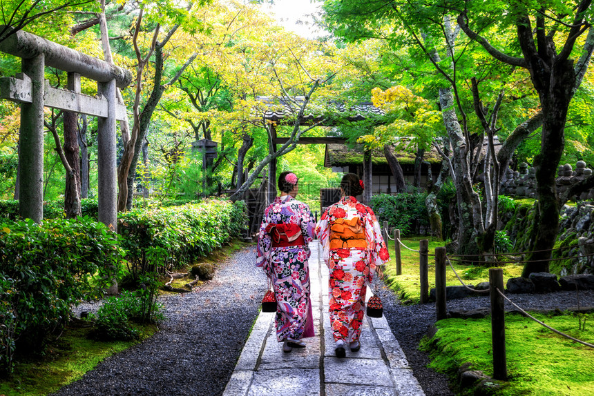 穿着日本和服的女人在古城京都散步图片