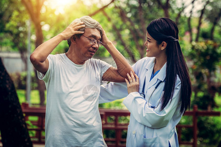 医务人员在户外照顾病人图片