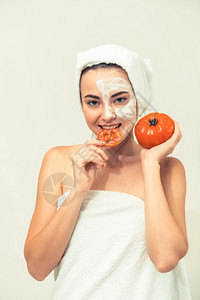 接受番茄面膜面部皮肤美容护理的美女图片