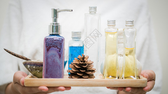 温泉治疗的芳香按摩油洗身液和草药浴背景图片