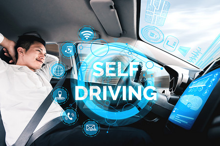 年轻男子坐在自动驾驶汽车中感受人工智能的便捷背景图片