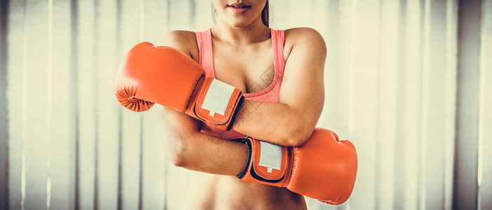 女拳击手在健身房打拳图片