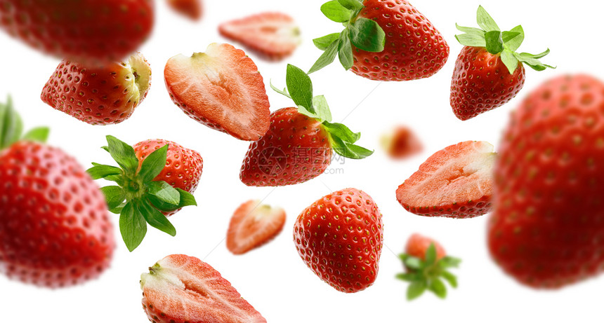 白色背景中漂浮着的草莓图片