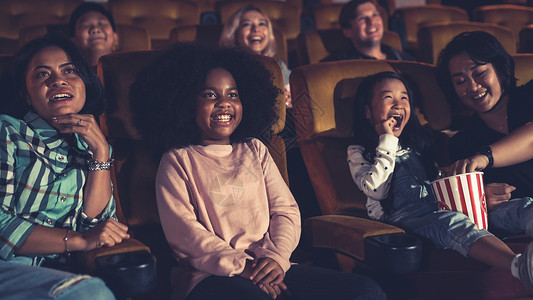 观众在电影院看电影快乐高清图片素材