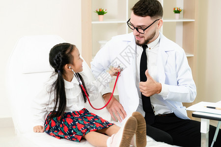 孩子在医院办公室看病医生对小女孩竖大拇指图片