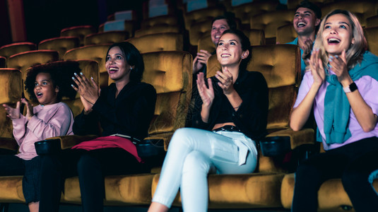 观众在电影院看电影玉米高清图片素材