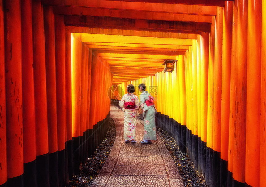 穿着传统日本和服的人在神庙散步图片
