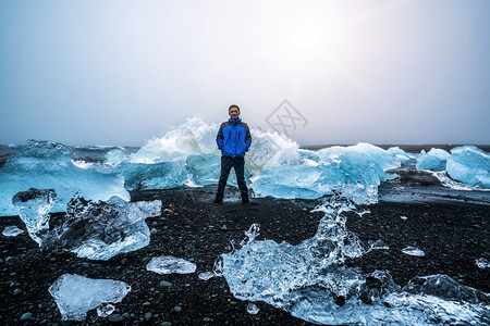 男游客与冰川合影留念图片