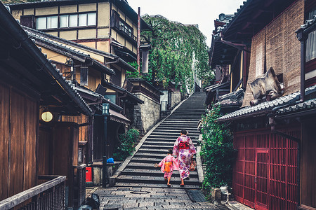 穿着传统日本和服的母女俩图片