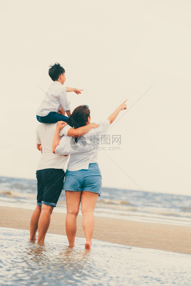 家庭去热带沙滩度假图片