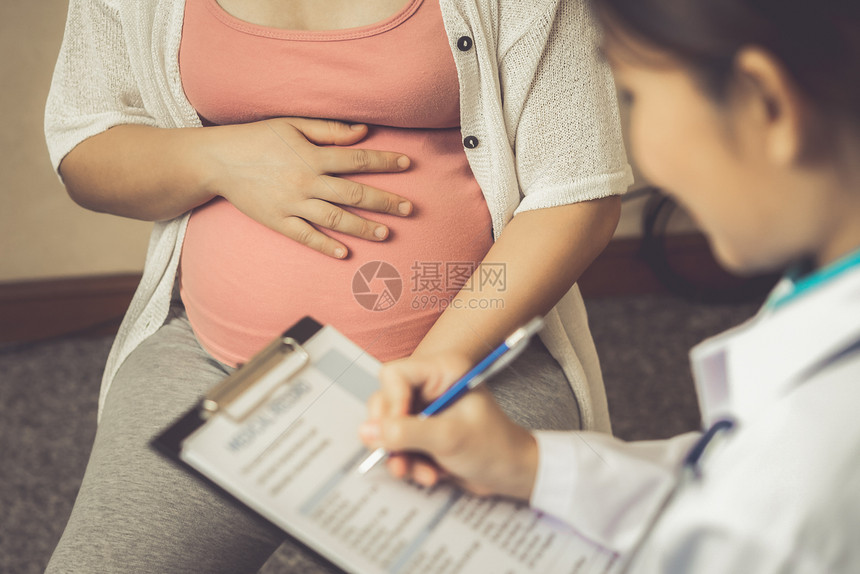 医生给孕妇看诊图片