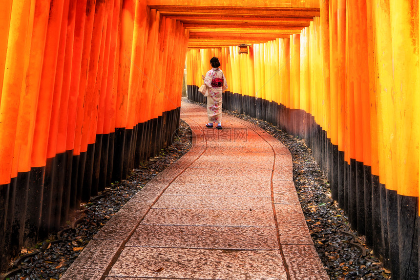穿着日本和服的人在ushimnar神庙散步图片