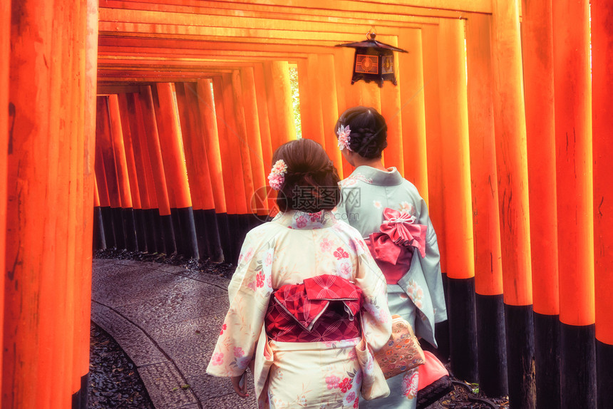 穿着传统日本和服在神庙散步图片