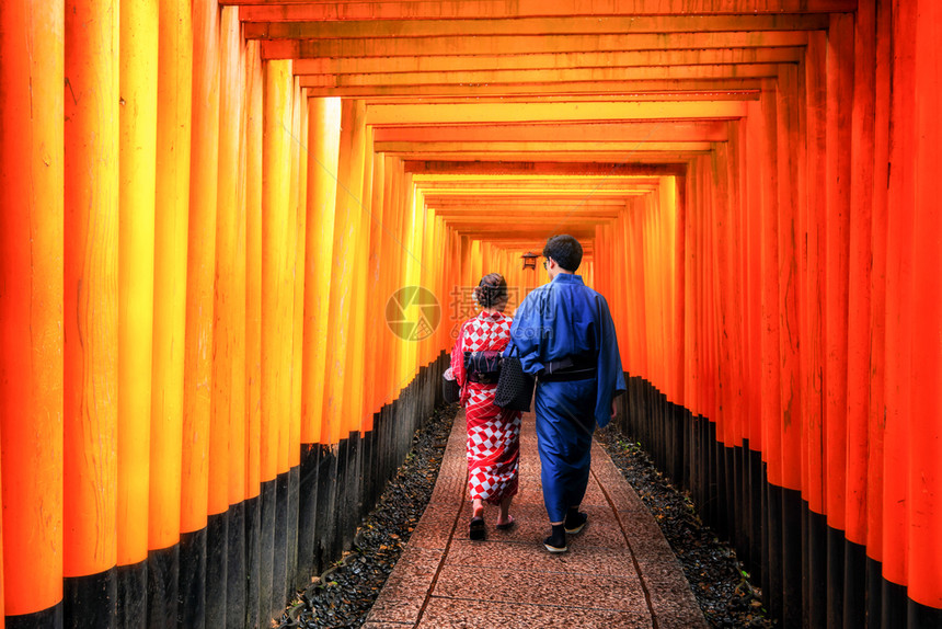 穿着传统日本和服在神庙散步图片