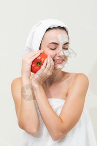 接受番茄面膜美容面部的女士图片