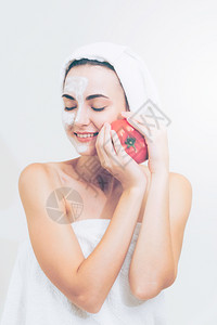 美女进行番茄美容面部皮肤护理图片