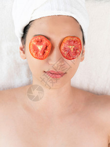 美女接受番茄敷眼睛自然治疗
图片