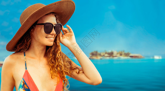 戴着时髦帽子和太阳镜的女人模型高清图片素材