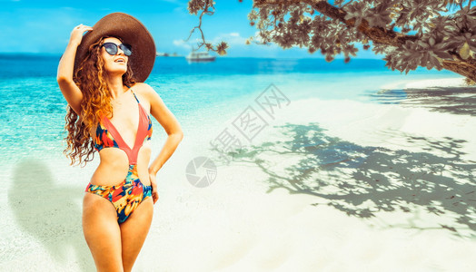 戴着时髦帽子和太阳镜的泳装美女海岸高清图片素材