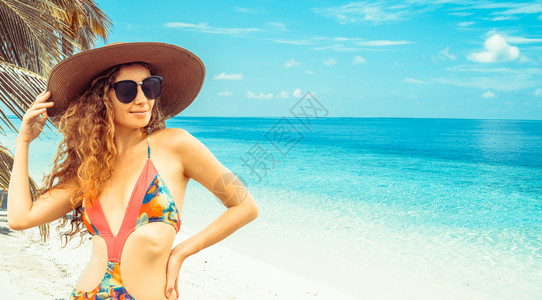 戴着时髦帽子和太阳镜的泳装美女游泳高清图片素材