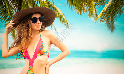 戴着时髦帽子和太阳镜的泳装美女满的高清图片素材