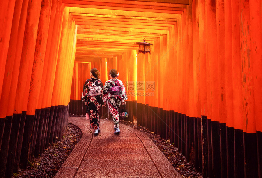 穿着日本和服的人在ushimnar神庙散步图片