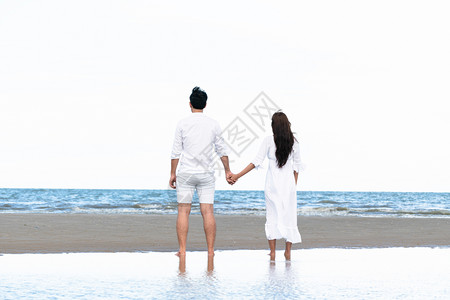 情侣在夏天去热带海滩度蜜月背景图片