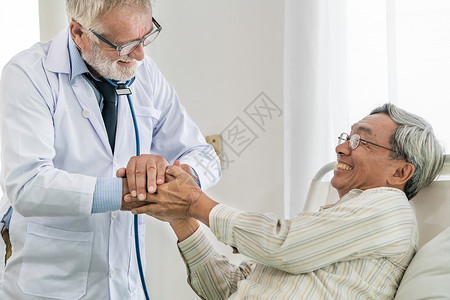 成熟的医生检查老年病人的健康状况图片