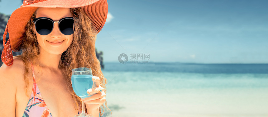 夏天在热带沙滩度假胜地穿泳衣的快乐年轻女子图片