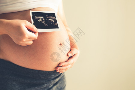 年轻孕妇在怀期间感到快乐高清图片