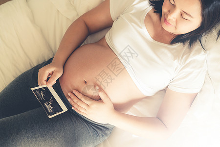 年轻孕妇在怀期间感到快乐高清图片