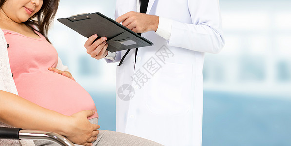 医生检查孕妇肚子进行婴儿和母亲保健检查图片