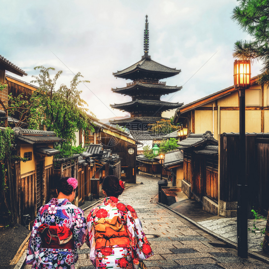 日本文化之旅穿着传统日本和服的图片
