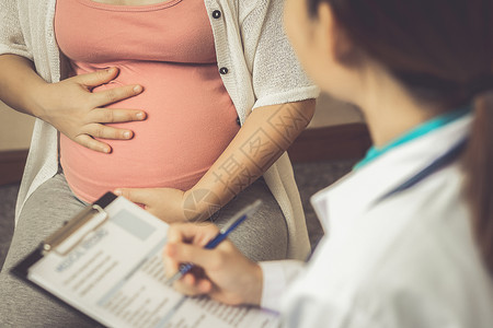 医生检查孕妇肚子进行母婴保健检查图片
