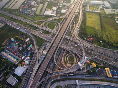 城市的高速公路交叉口图片