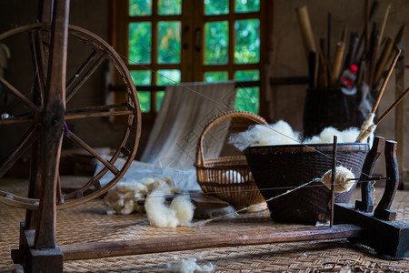 传统羊毛服装制造织物和在泰国黑地的缝线原材料传统织物的软焦点形象背景图片