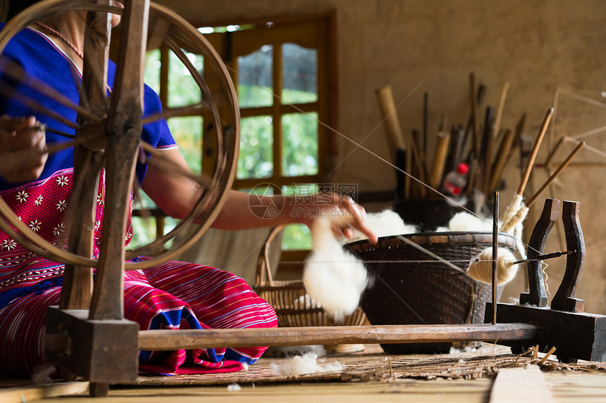 在泰国从事传统羊毛制造的工作图片