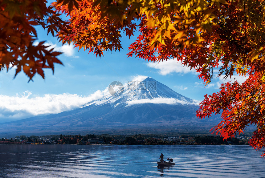 秋天从川口子湖看月光红色的山叶在福吉秋天日本的福吉山周围树叶福吉山的清晨和川口子湖周围的城市图片