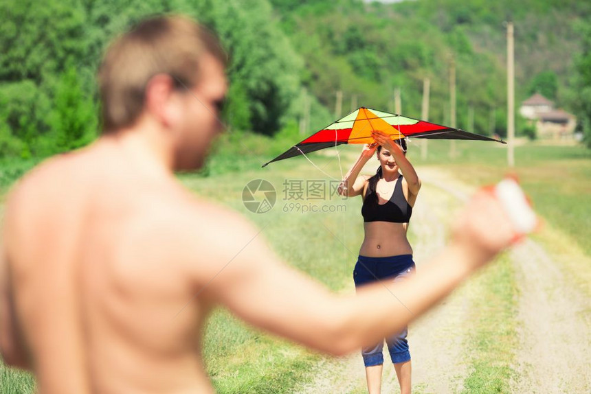 快乐的情侣在夏天放风筝图片