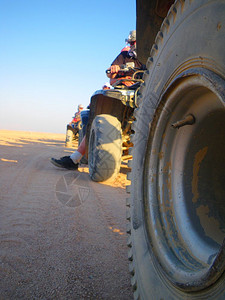 四轮摩托车在沙漠中集会图片
