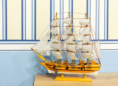 白色和蓝背景的帆船模型图片